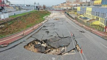 Şanlıurfa'da sel nedeniyle çöken yol trafiğe kapatıldı