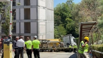 Sarıyer'de hafriyat kamyonu yan yattı: Bir işçi altında kaldı