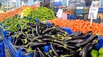 Semt pazarlarında sebze fiyatları yarı yarıya düştü: Domates, salatalık, patlıcan 15 TL