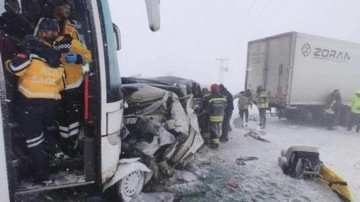 Şereflikoçhisar'da 11 araçlık zincirleme kaza: 2 ölü, 6 yaralı