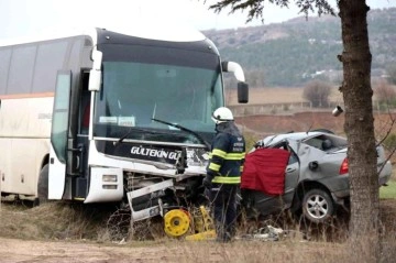 Servis otobüsü ile otomobil kafa kafaya çarpıştı! İtfaiye aracı can pazarının ortasında takla attı