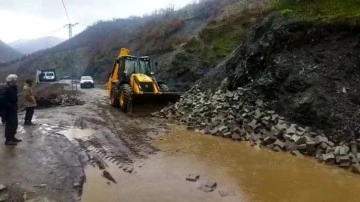 Siirt'te heyelan nedeniyle yol kapandı