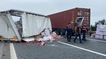 Silivri'de çakmak gazı tüpü dolu kamyon kaza yaptı, yol kapandı