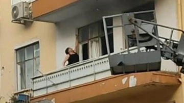 Sinir krizi geçiren kadın evinin balkonunu yaktı