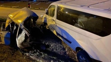 Sinop&rsquo;ta trafik kazasında otomobil ikiye ayrıldı: 2 ölü, 2 yaralı