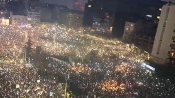 Sırbistan'da tarihinin en kalabalık protestosu! Binler sokağa döküldü!