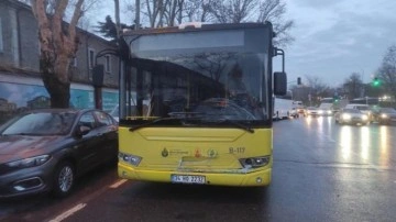 Şişli'de İETT otobüsü park halindeki otomobile çarptı: Yaralılar var!