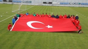 Sivasspor antrenmanda dev Türk bayrağı açtı