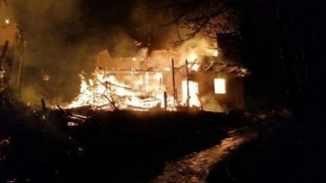 Sivas'ta yangın: 4 ev kül oldu