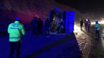 Sivas'ta yolcu otobüsü devrildi 8'i ağır olmak üzere 34 kişi yaralandı