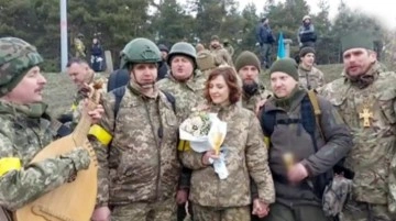Sokak savaşına hazırlanan Kiev'de asker çift, ateş hattında hayatlarını birleştirdi