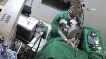 Şoke eden anlar saniye saniye kamerada: Doktor ameliyat sırasında hastasını yumrukladı!