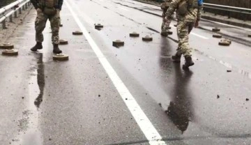 Şoke eden görüntü: Mayınları tekmeleyerek temizlediler