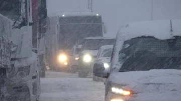 Son Dakika: İstanbul-Ankara TEM ve Devlet Yolu, Gerede-Düzce arası kesim yoğun kar yağışı nedeniyle