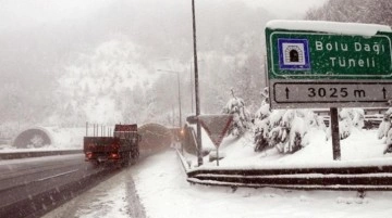 Son Dakika! Yoğun kar nedeniyle kapatılan İstanbul-Ankara kara yolu kontrollü olarak ulaşıma açıldı