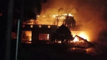 Sri Lanka&rsquo;da göstericiler başbakanın ve siyasilerin evlerini yaktı