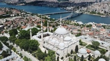 Süleymaniye Camisi'nin şerefesinden parça düştü kubbe zarar gördü!