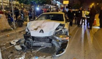 Süratli sürücü 1 motokurye ile 6 araca çarptı: 1 ağır yaralı