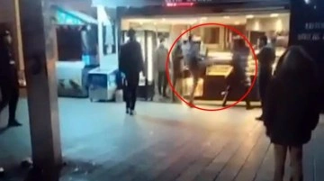 Taksim'de korku dolu anlar! Boksör, tartıştığı trans bireyi tekme tokat dövdü
