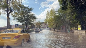 Tekirdağ'da sağanak; yollar göle döndü