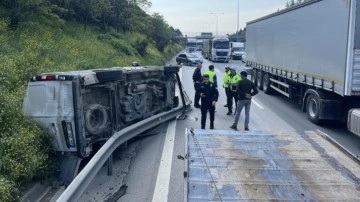 TEM'de lastiği patlayan araç takla attı, yol trafiğe kapandı! Feci kazada 2 kişi yaralandı