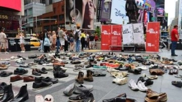 Times Square'de 251 şehidi temsilen 251 ayakkabı segileniyor!