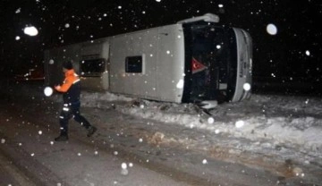 Tokat'ta yolcu otobüsü devrildi, 23 kişi yaralandı
