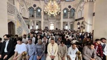 Tokyo Camii'nde bayram namazı 2 kez kılındı