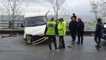 Trabzon'da minibüs bariyerlere çarptı: 2'si çocuk 5 yaralı