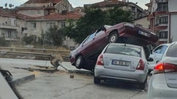 Trafik lambasına çarpan otomobil, ışıkta bekleyen otomobilin üzerine çıktı!