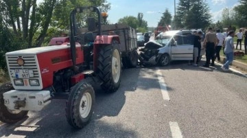 Traktör römorkuna arkadan çarpan araç hurdaya döndü: 5 yaralı