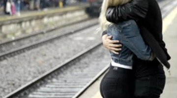 Tren istasyonunda herkesin gözü önünde cinsel ilişkiye giren çift, az kalsın linç ediliyordu
