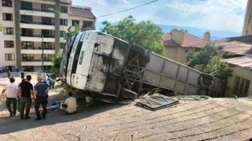 Tur otobüsü devrildi: 3'ü ağır 26 kişi yaralandı