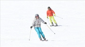 Turistler Erciyes'te güneşli havada kayak yapmanın keyfini çıkardı .