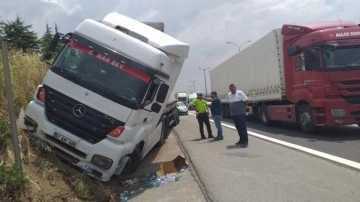 Tuzla'da gıda yüklü tır yoldan çıktı