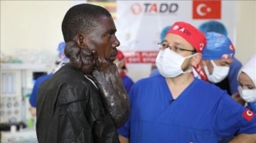 Ugandalı Muhammed Ramazan, yüzündeki 5 kilogramlık kitleden Türk doktorlar sayesinde kurtuldu