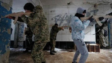 Ukrayna'da resmen savaşa hazırlık gibi hamle! Vatandaşlara silah kullanmayı öğretiyorlar