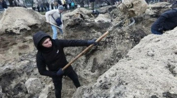 Ukrayna'da sivil halk Rus işgaline karşı hendek kazmaya başladı