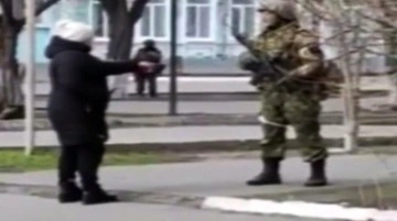 Ukraynalı kadından Rus askere: Silahları bombaları bırakın