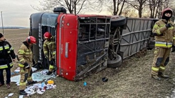 Ukraynalı mültecileri taşıyan otobüs Polonya'da kaza yaptı: Yaralılar var