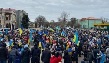 Ukraynalılar, Herson&rsquo;da Rus ordusunu protesto etti