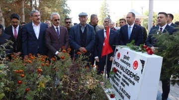 Ulaştırma ve Altyapı Bakanı Uraloğlu, şehit Ömer Halisdemir'in kabrini ziyaret etti