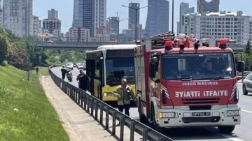 Ümraniye'de arıza yapan İETT otobüsünün motorundan dumanlar yükseldi