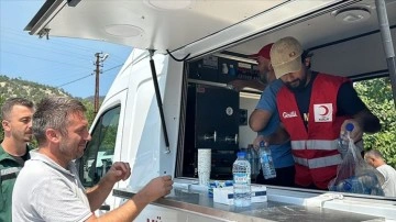 Üniversite öğrencileri Bolu'da orman yangını bölgesindeki Türk Kızılay ekiplerine destek oluyor