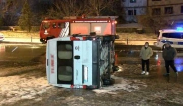 Üsküdar'da servis minibüsü kayarak takla attı!