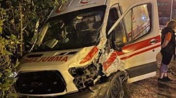 Vakaya giden iki ambulans kaza yaptı: 3 yaralı