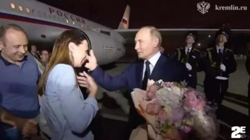 Vladimir Putin, Rus esirleri havaalanında karşıladı