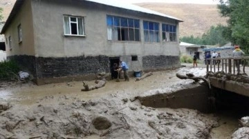 Yağışın olmadığı köyü, yayladan gelen su bastı; evler su altında kaldı, 2 at öldü