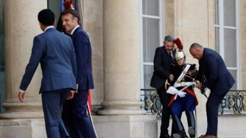 Yanındaki muhafız sıcaktan bayıldı Macron poz vermeye devam etti