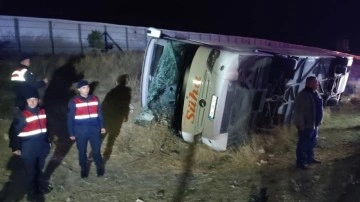 Yeniden Refah Partilileri taşıyan otobüs devrildi: Çok sayıda yaralı var!